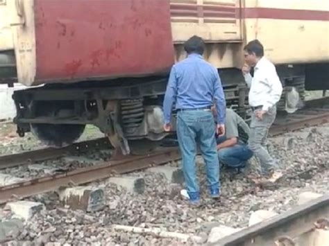छत्तीसगढ़ में बड़ा रेल हादसा shivnath express के 2 डिब्बे पटरी से उतरे मौके पर पहुंचे अधिकारी