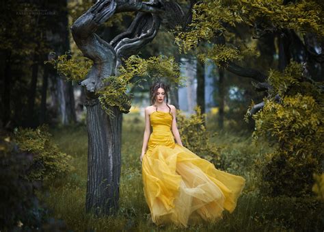 Фото Девушка в желтом платье стоит на фоне природы ву Margarita Kareva