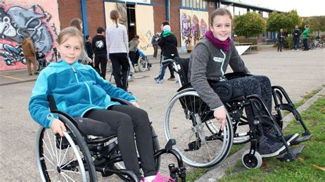 Schüler Lernen Mit Dem Rollstuhl Zu Skaten