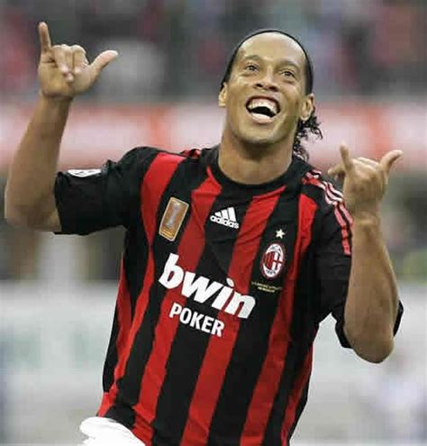 El ex político pagaba 14 mil euros mensuales por el alquiler de la lujosa casa, que está ubicada en la exclusiva urbanización donde vive lionel messi. Red Rumours: Rumour: Ronaldinho, AC Milan