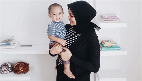 Ketika muhammad resmi diangkat menjadi nabi, ummu aiman pun langsung menyatakan iman dan islamnya. Hari Ibu, Nabi Muhammad SAW Memuliakannya hingga ...