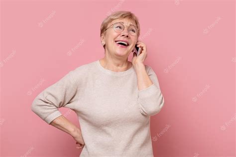 Premium Photo Smiling Senior Woman Talking With Mobile Phone