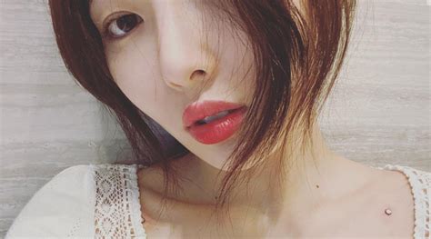Hyuna Shows Off Her New Sexy Collar Bone Piercings Allkpop