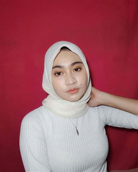 Pin Oleh Helski Vantatmu Di Celebgram Di 2020 Gaya Hijab Wanita