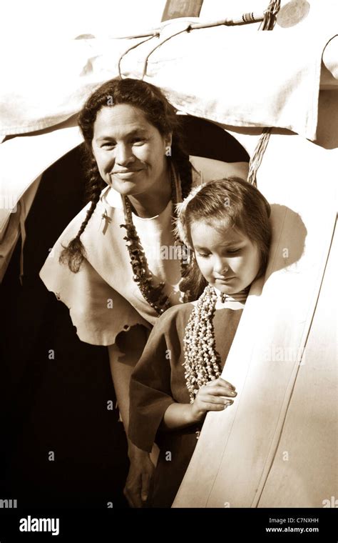 Native American Indian Girl Und Mama In Der Tipi Tür Stockfotografie
