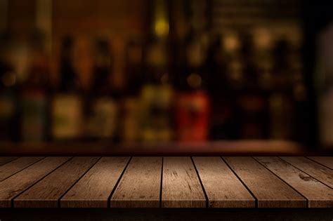 Foto De Mesa De Madeira Com Uma Vista De Fundo Desfocado Bebidas Bar E