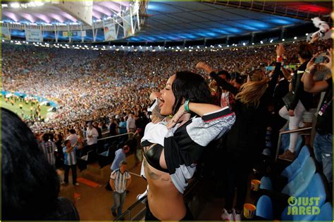 rihanna flashed the world cup crowd and we have the pics here photo 3155777 2014 world cup