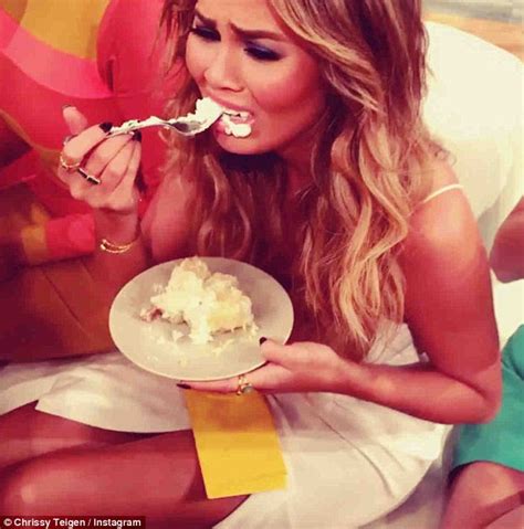 Chrissy Teigen Pretends To Cry On Fablife Set While Eating A Slice Of Pie Daily Mail Online