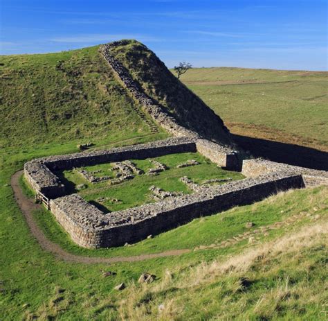 The united kingdom of england and scotland was born from the personal union of crowns in 1601 when james vi of scotland claimed the english throne following the death of his cousin elizabeth i. Hadrianswall: Die Mauer, die England von Schottland trennt ...