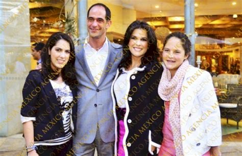 Martha Debayle Con Hijas Y Pareja Inauguracion De Exposicion