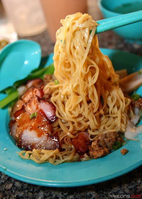 Kolo mee is a sarawak malaysian dish of dry noodles tossed in a savory pork and shallot mixture, topped off with fragrant fried onions. Sarawak Hand Made Noodle @ Everyday Food Court, Puchong ...