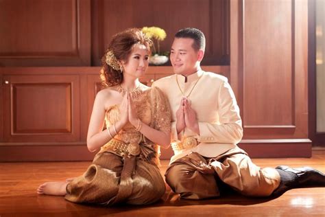 Khmer Culture Bride And Groom Must Put Their Hands Together In Front