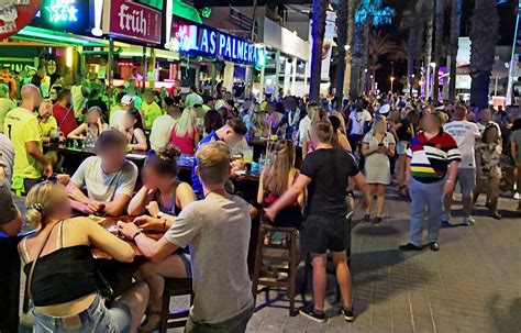 Neues gibt es bei bars und restaurants (siehe restaurantbesuch. Mallorca: Die Videos von feiernden Ballermann-Touristen ...