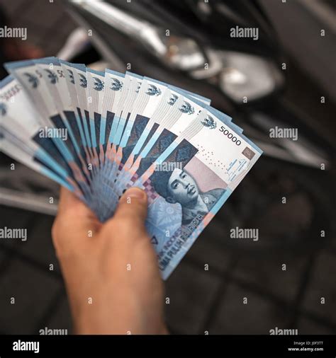 1 million indonesische rupiah bargeld in der hand banknoten oder rechnungen stockfotografie