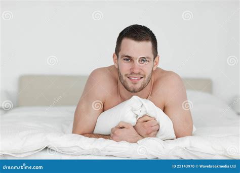 Mann Der Auf Seinem Bett Liegt Stockfoto Bild Von L Nge L Gen