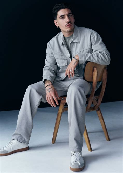 Hector bellerin signed a 5 year / £28,600,000 contract with the arsenal f.c., including an annual average salary of £5,720,000. Héctor Bellerín 2021 H&M Collection | The Fashionisto