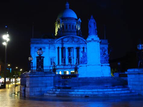 hull live 💙 hull landmarks lit up blue last night to