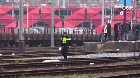 Reizigers kregen te maken met vertragingen tot een uur, meldt spoorbeheerder. Geen treinverkeer van en naar Almelo door aanrijding met ...