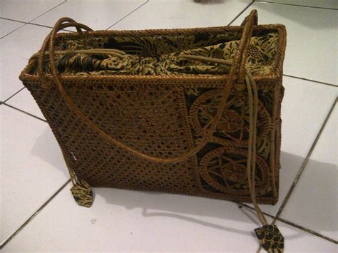 Produk dari material ini mudah beradaptasi dengan lingkungan sekitar. Bedazzling Shop : Tas Anyaman Rotan Bali