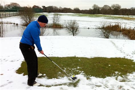 Golfing In The Snow Use Yellow Balls Dans Papers