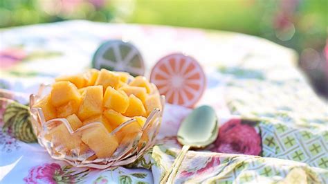 Dopo che il succo si è congelato, possiamo conservare i cubetti anche in una bustina per alimenti, da conservare sempre in freezer. Melone sciroppato con succo di limone, ricetta estiva da ...