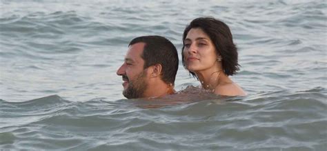 Peccato, qualcuno aveva altre priorità. Elisa Isoardi e Matteo Salvini in vacanza in Puglia ...