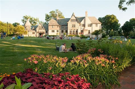 Festival Goers Picnic At Ewing Manor Shakespeare Festival Illinois