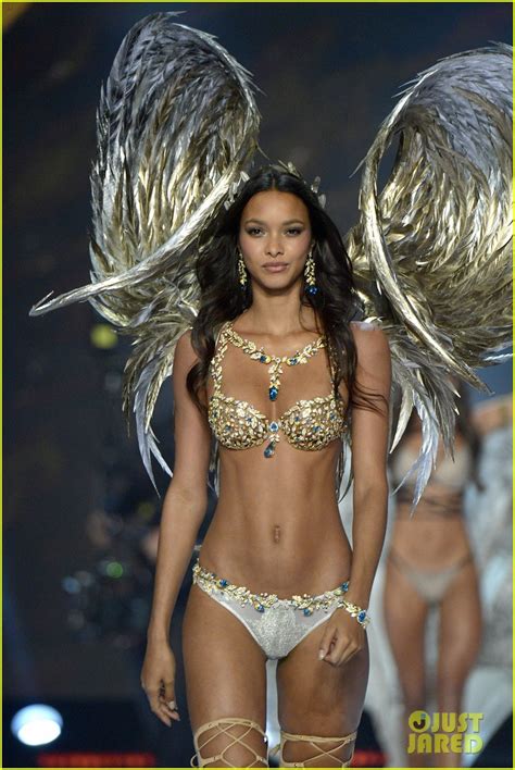 Lais Ribeiro Models Fantasy Bra At Victoria S Secret Fashion Show 2017