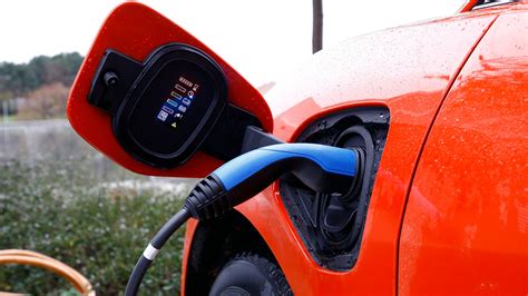 Government awards £2.8 million electric car charging contract