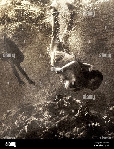 Women Swimming Underwater Hi Res Stock Photography And Images Alamy
