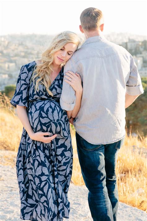 The Best Poses For Couples Maternity Photo Session Romantic Ideas For Maternity Photos