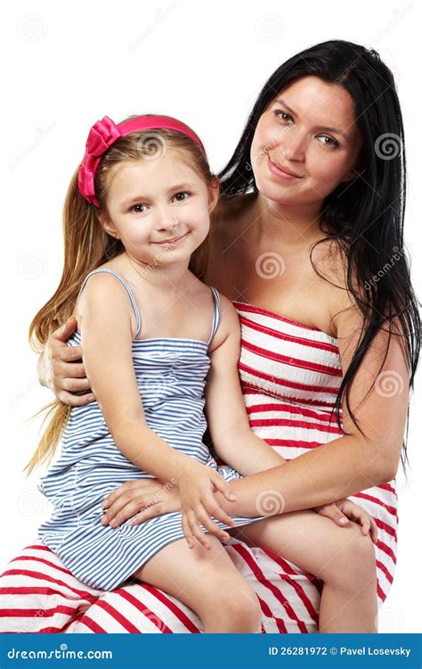 matriz de sorriso com a filha em seus joelhos foto de stock imagem de lifestyle proximidade