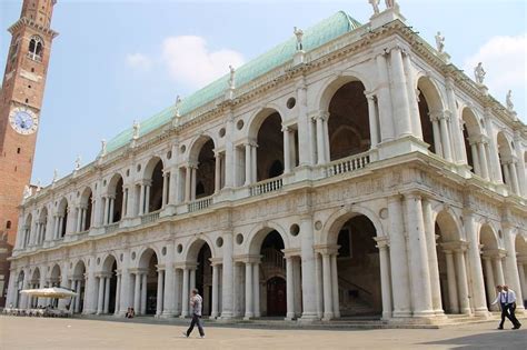 La Basilica Palladiana è Un Edificio Pubblico Che Affaccia Su Piazza