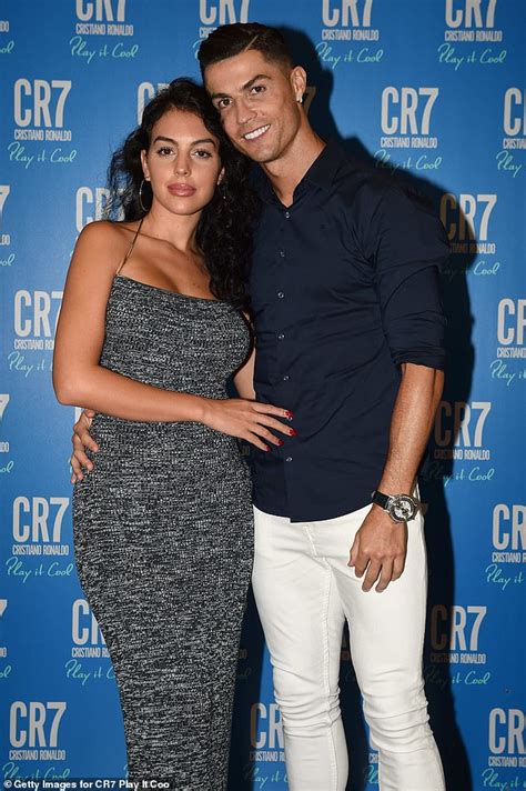 Cristiano Ronaldos Girlfriend Georgina Rodríguez Sizzles In Plunging