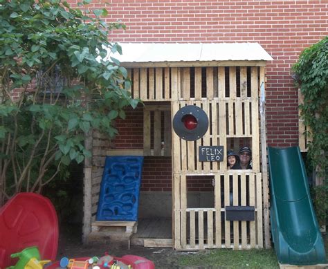 Kids Pallet Playhouse With Climbing Wall 1001 Pallets Play Houses