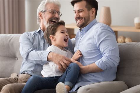 Feliz Abuelo Padre Y Lindo Hijo Jugando A La Batalla De Las Almohadas