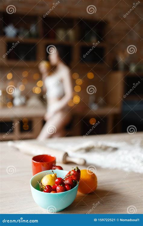 Donna Attraente Che Cucina In Cucina In Biancheria Intima Immagine Stock Immagine Di Amore