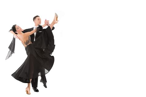 흰색 배경에 고립 된 댄스 포즈에서 볼룸 댄스 커플 볼룸 관능적 인 전문 댄서 왈츠 탱고 슬로우 폭스 및 퀵스텝 춤