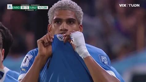 Gol de Uruguay Araújo cierra la pinza y fusila al Dibu para el 0 1
