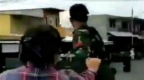 Terungkap Sosok Wanita Berbaju Kotak Kotak Di Atas Ranpur Anoa Tni