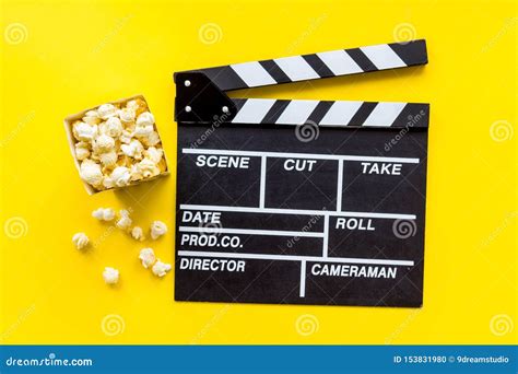 Uhrfilm Im Kino Mit Popcorn Und Clapperboard Auf Draufsicht Des Gelben