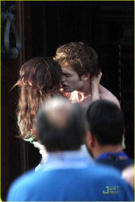 Robert Pattinson And Kristen Stewart New Moon Kiss Photo 1948881 Kristen Stewart Robert