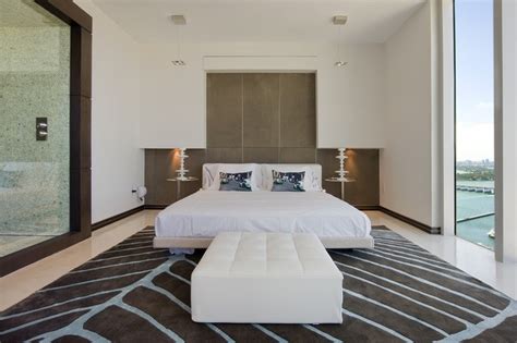 When you imagine modern spaces, do you see minimalist decor, blank walls and clean lines? Guest Bedroom - Modern - Bedroom - Miami - by David De La ...