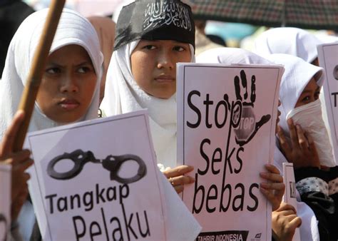 Indonesia Finds Banning Pornography Is Difficult The New York Times