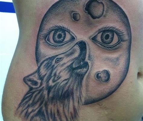 Típica ilustración de un lobo aullando a la luna. Lobo aullando a la luna - Significado y simbolismo de este ...