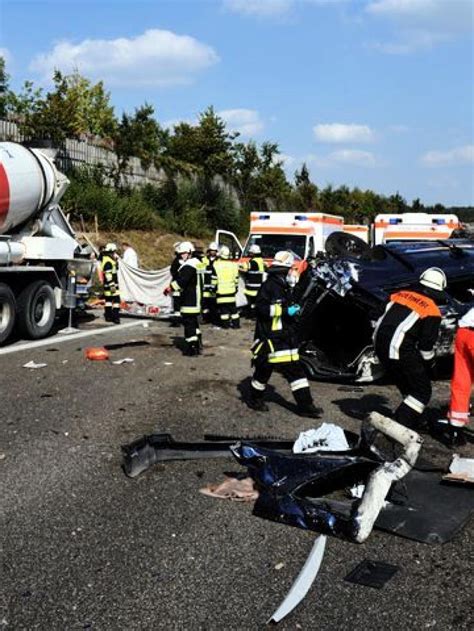 In Baustellenfahrzeug Gerast Zwei Menschen Sterben Bei Unfall Auf A96