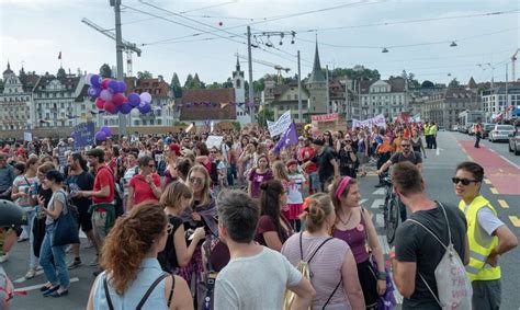 Kundgebung mit einer pflegerin und einer reinigungsfrau 17.30 uhr: Der Frauenstreik 2019 in Luzern: Die Bilder (5)