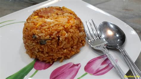 The spices used are heavy in flavor with cinnamon, cloves, nutmeg and bay leaves. Stephenie's Diary: 乌达炒饭 (Otak Fried Rice)
