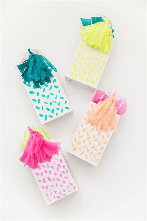 When i found this tutorial on how to turn ordinary wrapping paper into a gift bag i was so pleased, because all my kids were having separate. DIY TASSEL GIFT BAG - Tell Love and Party
