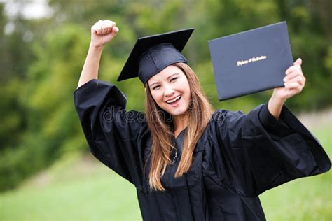 Graduado Estudiante Gives Graduation Thumbs Para Arriba Imagen De